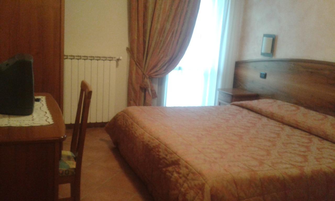 Hotel Cristallo Черрето-Лаги Номер фото